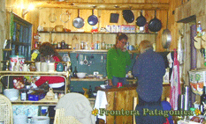 Ampliar Fotos - Caba&ntilde;as y Restaurante a orillas del R&iacute;o Espol&oacute;n - Patagonia Chile 